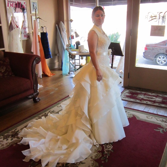 Ivory Silk and Lace Bridal Gown/Wedding Dress - Picture 5 of 6